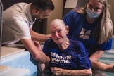 A Sra. Joy Stamey chora após ser batizada, aos 86 anos. (Foto: Reprodução / BP Press)