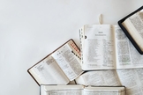Bíblias abertas. (Foto: Chris Liu/Unsplash)