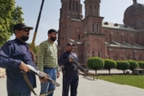 Wiliam Arif Khan e guardas de segurança na Catedral do Sagrado Coração no Paquistão, durante a Páscoa de 2021. (Foto: Aid to the Church in Need).