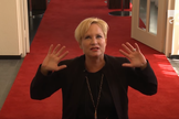 Heidi Baker conta como se rende completamente a Deus. (Foto: Reprodução / YouTube GOD TV)