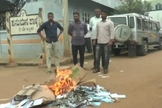 Cristãos que foram atacados por extremistas e tiveram seus livros queimados. (Foto: Reprodução/The Indian Express/Screengrab)