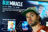 Chris Dowling comemorando o 3º lugar de “Milagre Azul” no ranking dos filmes mais assistidos na Netflix. (Foto: Reprodução / Instagram Chris Dowling)
