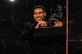 Bryce Young discursa ao receber o Troféu Heisman. (Foto: Reprodução / Instagram Bryce Young)