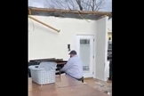 Jordan Baize é filmado pela irmã tocando louvor em sua casa destruída por tornado. (Foto: Captura de tela de Whitney Brown / Facebook)