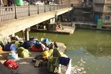 Sem ter onde viver, muitos refugiados afegãos que fugiram para França, estão vivendo no Canal Saint Martin, embaixo de uma ponte. (Foto: Wikimedia Commons)