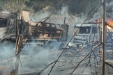Fotos postadas nas redes sociais mostraram dois caminhões e um carro incendiados em uma estrada no município de Hpruso, no estado de Kayah, com corpos dentro. (Foto: Captura de tela/YouTube/France 24)