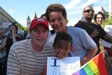 Menino segura cartaz: “Eu amo meus dois pais gays”. (Foto: Wikimedia Commons)