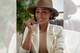 Meagan Good usando sua pulseira "O laço que liga" da World Vision. (Foto: Cortesia da World Vision)