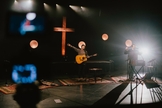 Gravação de um culto online nos EUA. (Foto: Vince Fleming / Unsplash)