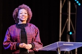 Irene Rollins recorreu ao álcool para anestesiar a dor do abuso na infância. (Foto: YouTube/700 Club Interactive).