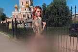 Polina Morugina posa nua ao lado de Igreja, em Moscou. (Foto: Reprodução / Mídias sociais)