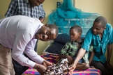 Tongai Chitsamatanga trata crianças em hospital no Zimbábue. (Foto: CURE International)