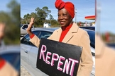 A ex-caminhoneira Earlene Sharp evangeliza através de placas com mensagens de fé. (Foto: Faithpot).
