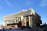 Bandeiras hasteadas em frente à Prefeitura de Boston, Massachusetts, EUA. (Foto: Wikimedia Commons)