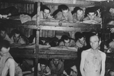 Prisioneiros no campo de concentração de Buchenwald, Alemanha. (Foto: US Holocaust Memorial Museum).