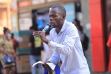 Kassim Kavuma prega nas ruas há 7 anos. (Foto: Uganda Christian News).