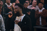  Dante Bowe recebeu três indicações ao Grammy. (Foto: YouTube/Maverick City Music).