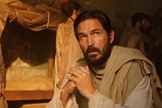 Jim Caviezel, interpretando Lucas no filme “Paulo, Apóstolo de Cristo”. (Foto: Divulgação)