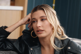 Hailey Bieber revelou que já se sentiu isolada em sua igreja. (Foto: YouTube/Hillsong Channel).