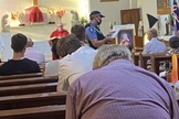 Policial australiano interrompe missa para verificação do uso de máscaras. (Foto: Reprodução/7News/Patrick Horneman)