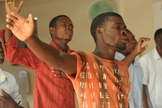 Adoração em igreja africana. (Foto: Reprodução / MaxPixel)