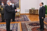 Recém-nomeado presidente do Supremo Tribunal Constitucional do Egito, o juiz Boulos Fahmy Eskandar [à esq.] foi empossado perante o presidente Abdel-Fattah El-Sisi na quarta-feira, 9 de fevereiro de 2022. (Foto cortesia da Presidência egípcia)