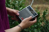 Ouvindo rádio. (Foto Ilustrativa: Israel Ali/Unsplash)