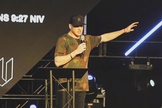 Cooper Kupp durante ministração em igreja nos EUA. (Foto: Instagram/Cooper Kupp)