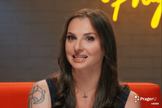 Adrienne Johnson encontrou Jesus através da peça de teatro “Cartas de um diabo a seu aprendiz”. (Foto: YouTube/Stories of Us).