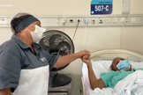 Funcionária canta para pacientes no Hospital das Clínicas em Belém. (Foto: Reprodução/Rede Liberal/G1)