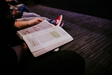 Lendo a Bíblia sozinho (Foto: Hanna Busing/Unsplash)