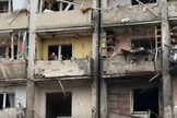 Prédio destruído por bombas na Ucrânia. (Print de tela / CBS News)