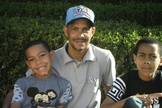 Alex Sandro Condé e seus dois filhos, em foto tirada em 2016. (Foto: Facebook)