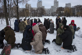 Ucranianos oram na neve, em praça da cidade de Kharkov (Foto: Reprodução/IMB)