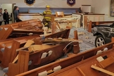 Bancos onde fiéis deveriam estar sentados ficaram destruídos. (Foto: Facebook Mt Pisgah Baptist Church)