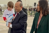 O primeiro-ministro israelense Naftali Bennett recebendo crianças fugindo da guerra na Ucrânia, no Aeroporto Ben Gurion. (Foto: Twitter Naftali Bennett)