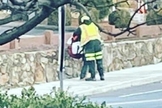 Mike Nance, motorista do caminhão de lixo que parou seu trabalho para ajudar uma jovem na rua. (Foto: Captura de tela/Vídeo News 12)