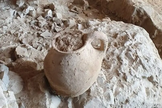 Jarro de barro antigo descoberto na caverna 53 de Qumran, em fevereiro de 2022. (Foto: Reprodução/Facebook Israel Antiquities Authority/)