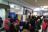 Ponto de ajuda para refugiados da Ucrânia em Cracóvia na estação ferroviária Kraków Główny. (Foto: Zalasem1 / Creative Commons)