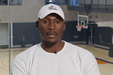 Bismack Biyombo irá doar todo salário de 1,3 milhão de dólares para o projeto social. (Foto: YouTube/Bismack Biyombo Foundation).