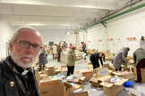 Pastor Bill Devlin em um armazém no oeste da Ucrânia, recebendo suprimentos. (Foto: Bill Devlin).