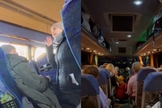 O Evangelho tem sido pregado nos ônibus que levam refugiados para fora da Ucrânia. (Foto: YouTube/Intercessors for America).