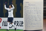 Leandro Moura copiou a Bíblia de Gênesis a Apocalipse. (Foto: F.C. Tokyo/Instagram/Leandro Moura)