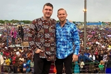 Daniel Kolenda, presidente do CfaN e o evangelista Paul Maurer em cruzada na Tanzânia. (Foto: Reprodução / Instagram Paul Maurer)
