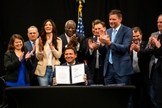 Ron DeSantis mostra projeto sancionado: ‘Lei oferece proteção aos pais, garantindo a transparência curricular nas escolas’. (Foto: Twitter Ron DeSantis)