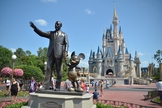 Estátua de Walt Disney em frente ao Castelo da Cinderela do Magic Kingdom. (Foto: Michael Kappel / FLickr)
