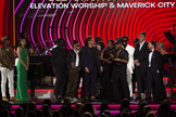 Maverick City Music e Elevation Worship recebem seu prêmio de Melhor Álbum de Música Cristã Contemporânea. (Captura de tela: YouTube / Recording Academy/GRAMMYs)