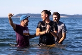 Preston Anderson (centro) é batizado no Hood Canal. (Foto: Reprodução / AG News)