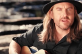 Jason Fowler canta "Family" seu single álbum. (Foto: Captura de tela YouTube Jason Fowler)