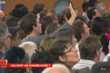 Culto de adoração mostrado em reportagem da France TV. (Imagem: Vídeo France TV / França 2)